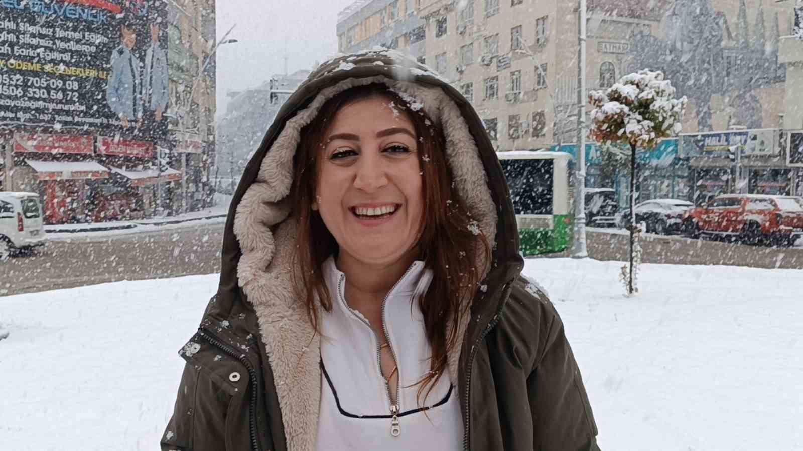 Batman&rsquo;a uzun yıllar sonra lapa lapa kar yağdı, vatandaşlar sokağa d&ouml;k&uuml;ld&uuml;
