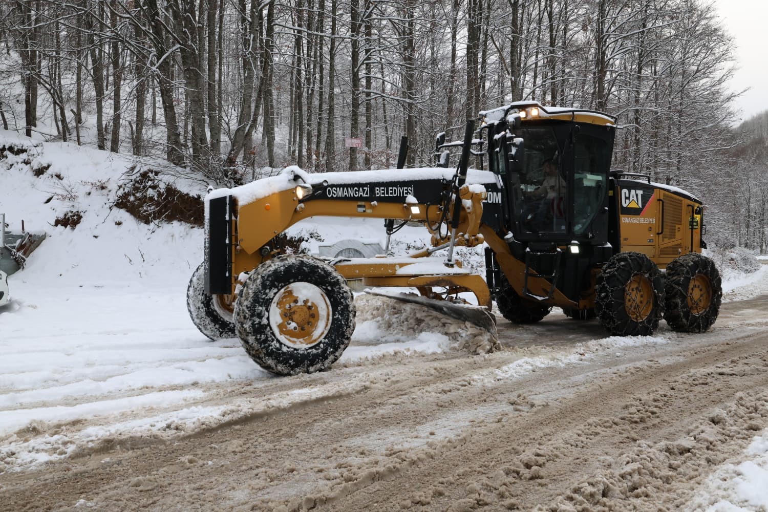 Osmangazi’de karla kapanan yollara anında müdahale