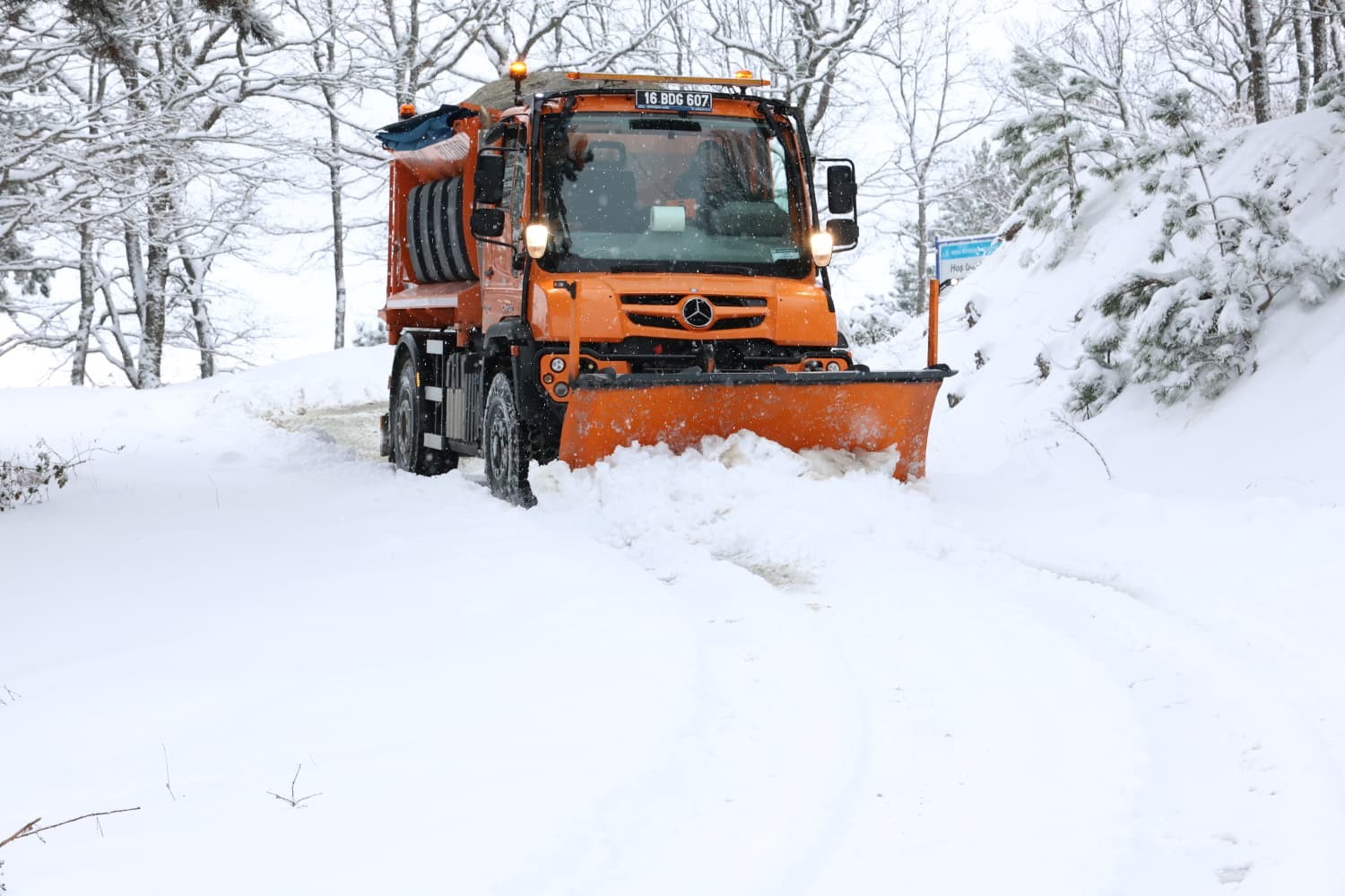 Osmangazi&rsquo;de karla kapanan yollara anında m&uuml;dahale
