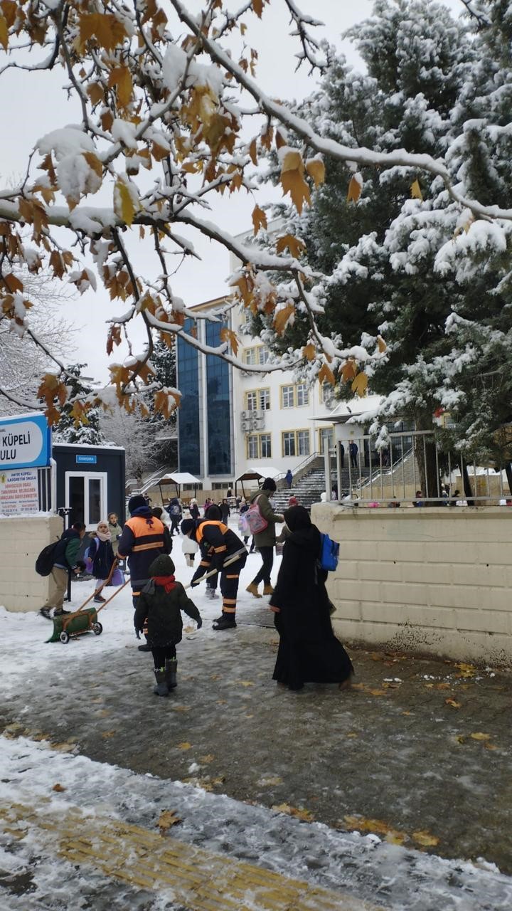 Şehitkamil&rsquo;de kar ve buzlanmaya karşı kesintisiz m&uuml;cadele
