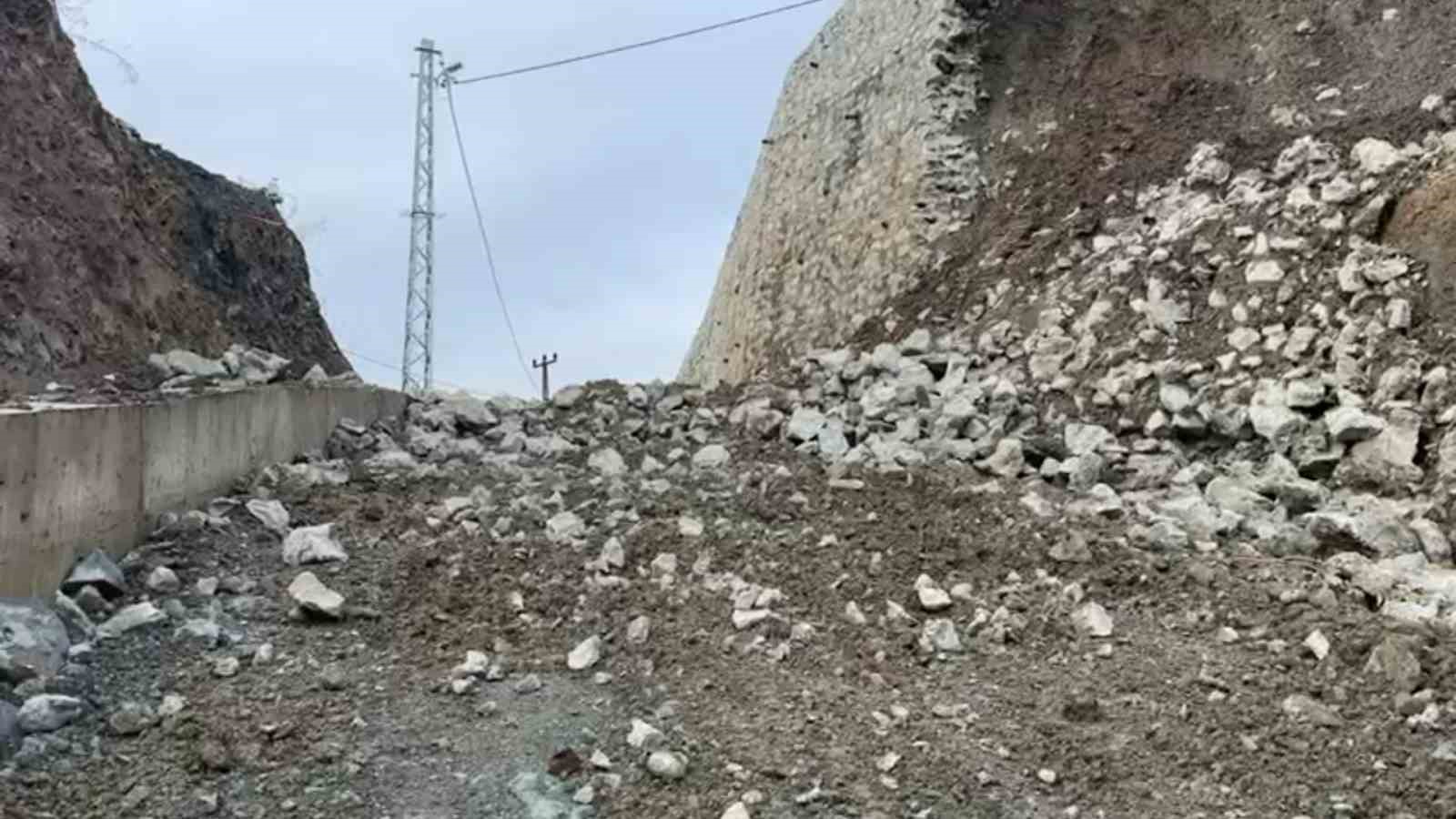 Rize&rsquo;de istinat duvarı &ccedil;&ouml;kt&uuml;
