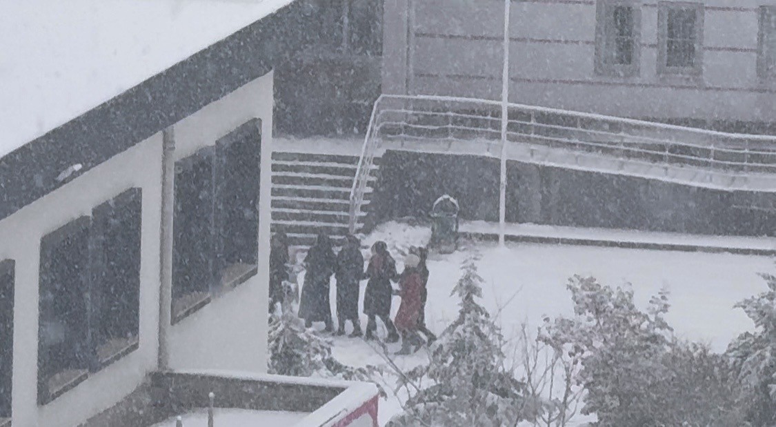 &Ouml;ğrenciler karın keyfini okul hoparl&ouml;r&uuml;nden &ccedil;alınan oyun havasıyla &ccedil;ıkardı
