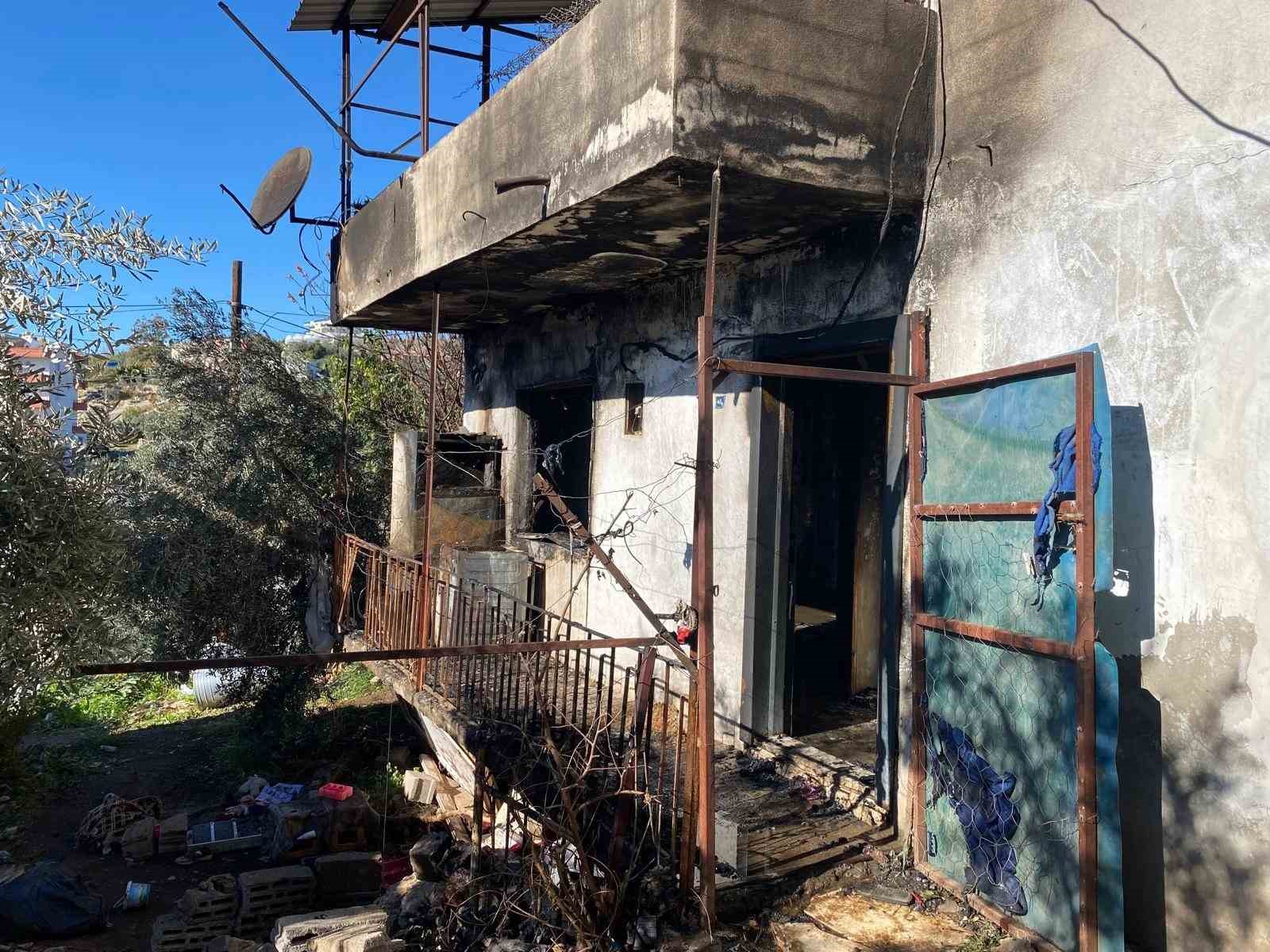 Yangında engelli &ccedil;ocukları bulunan ailenin evi k&uuml;le d&ouml;nd&uuml;
