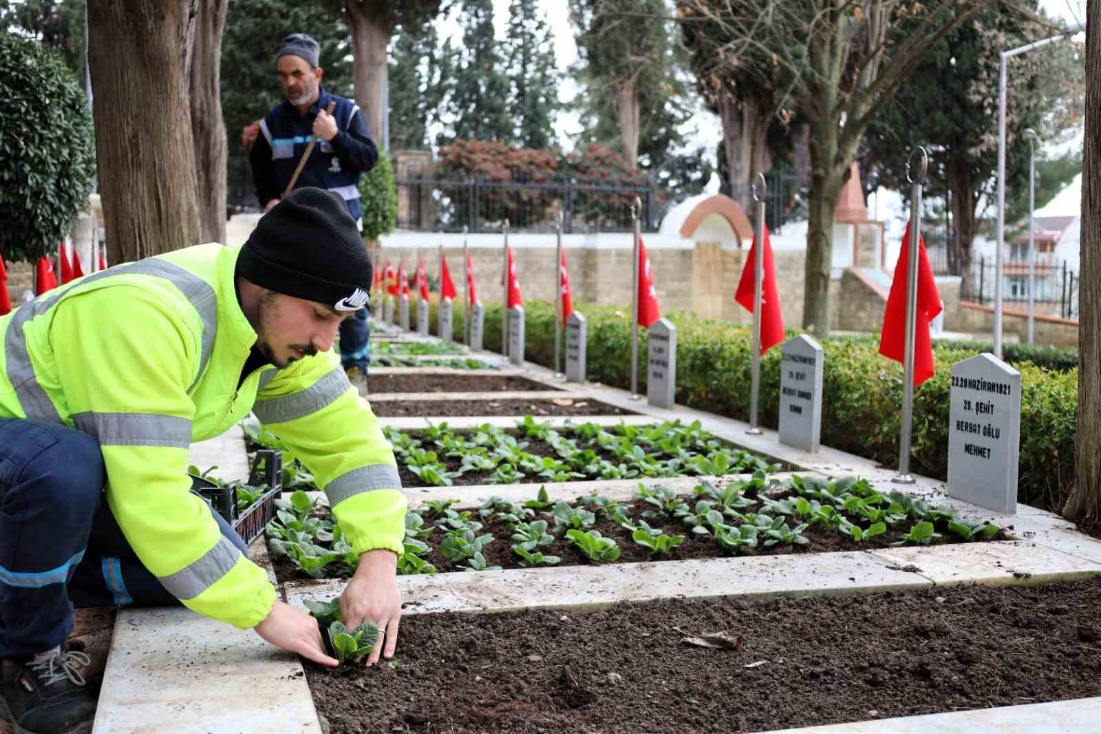 Kocaeli&rsquo;de şehitliklerde bakım ve &ccedil;i&ccedil;eklendirme &ccedil;alışması
