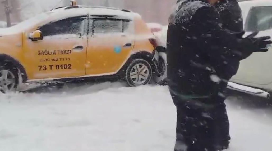 Şırnak&rsquo;ta yoğun kar ve buzlanma zincirleme kazaya neden oldu
