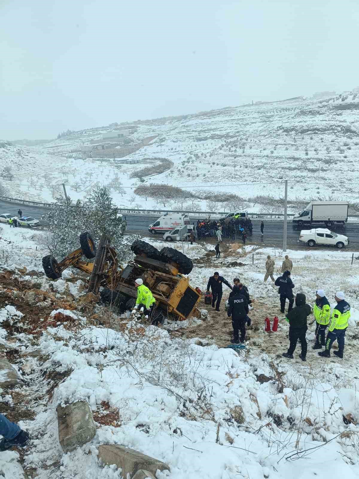 Kar temizliği yapan iş makinesi devrildi: 1 yaralı