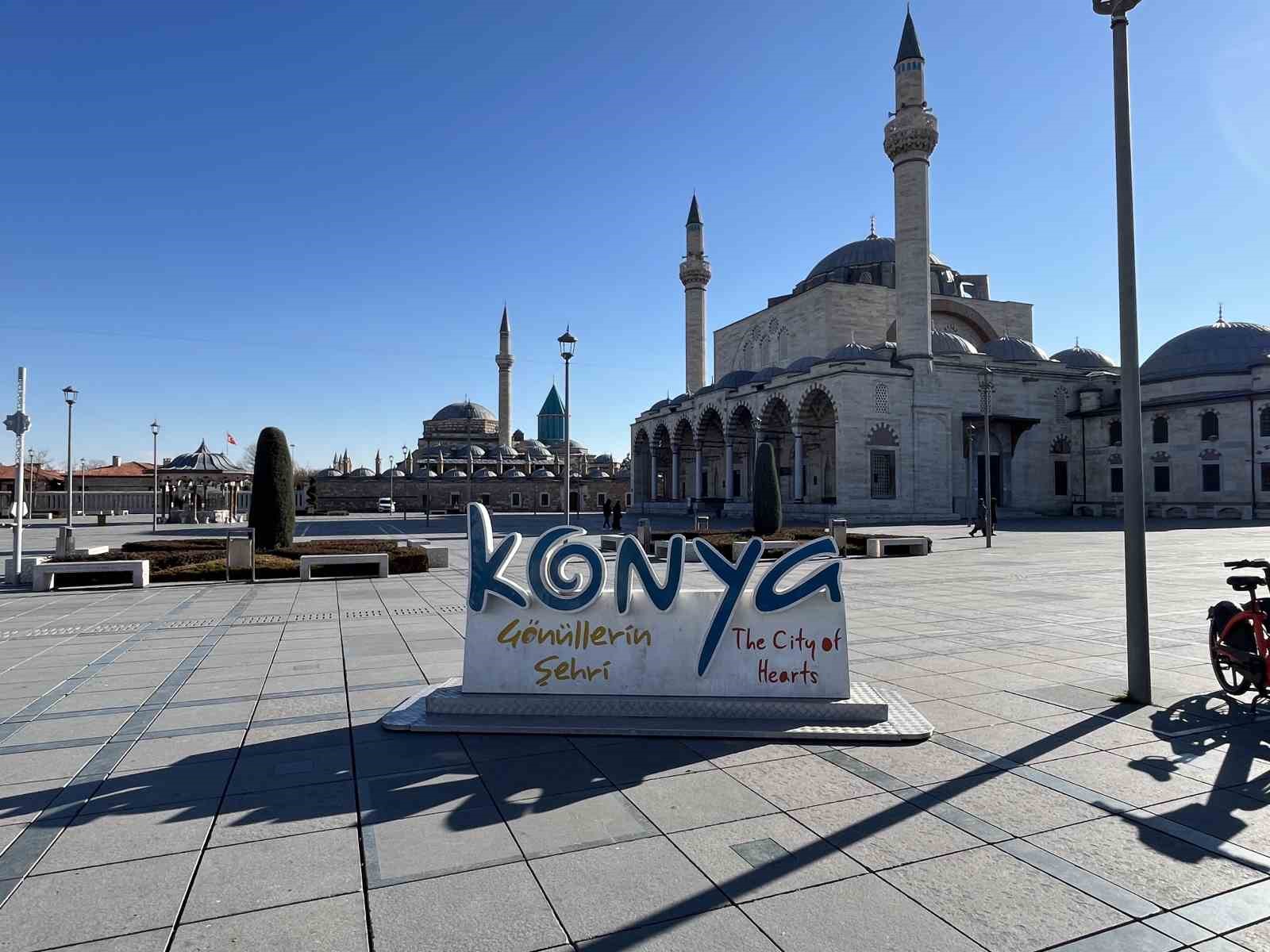 T&uuml;rkiye&rsquo;nin d&ouml;rt bir yanında kar, Konya&rsquo;da g&uuml;neş var
