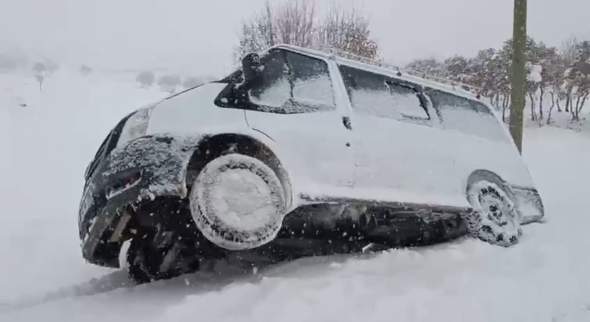 Siirt’te yolda kalan araç ve ambulans kurtarıldı