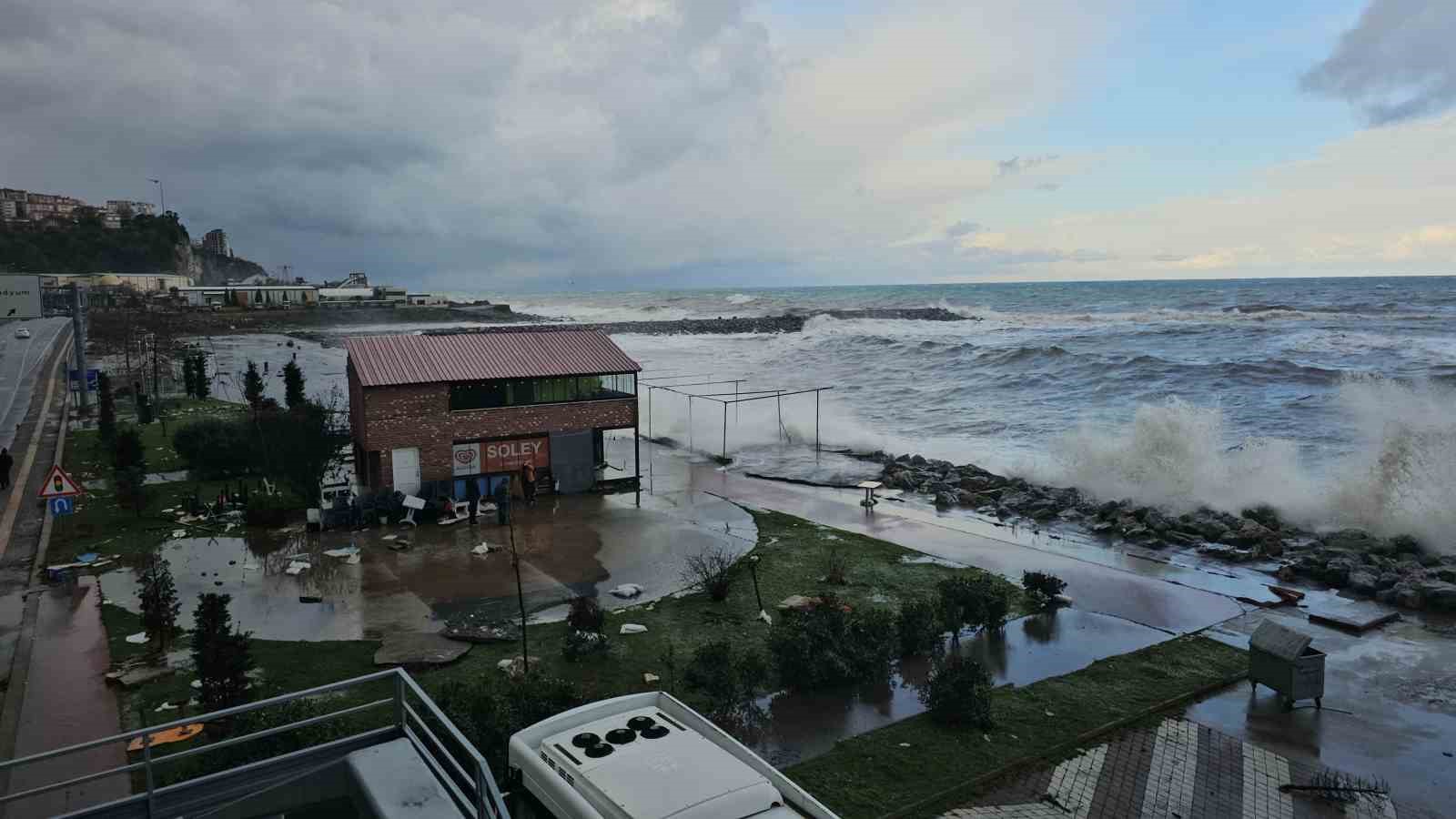 Zonguldak&rsquo;ta dev dalgalar nedeniyle Kozlu Limanı su altında kaldı

