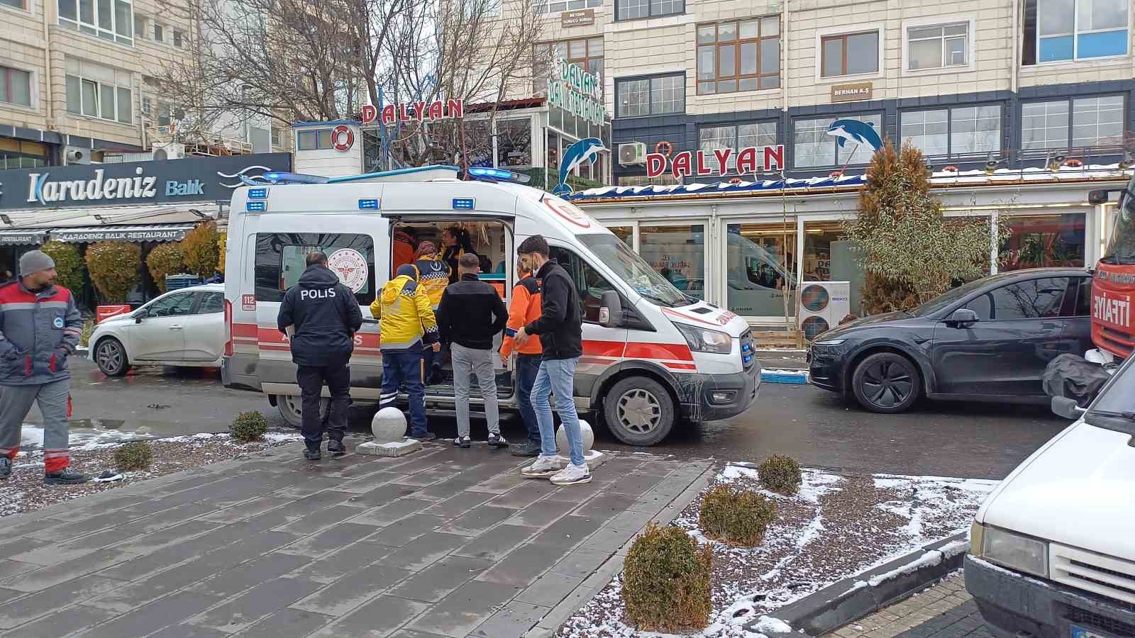 Kuruyemişçi deposunda çıkan yangında 4 kişi dumandan etkilendi