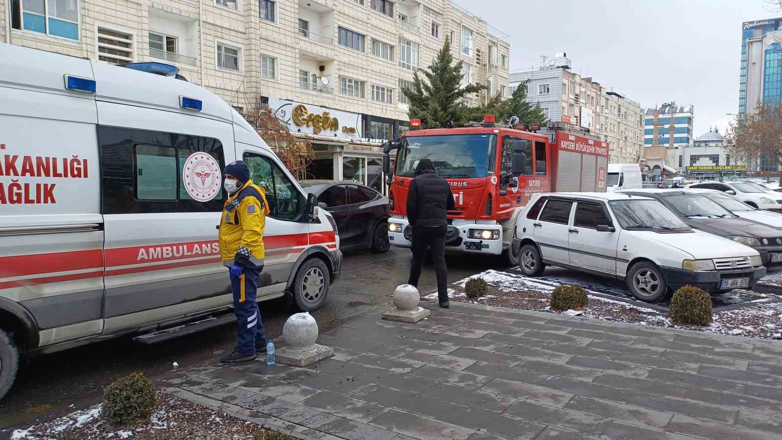Kuruyemiş&ccedil;i deposunda &ccedil;ıkan yangında 4 kişi dumandan etkilendi
