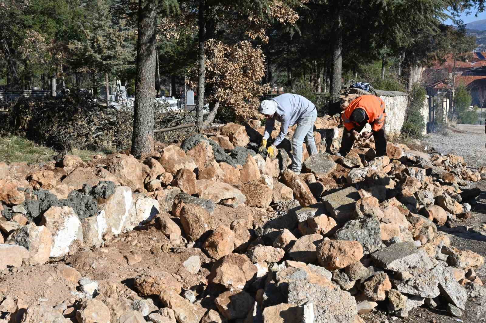 Isparta’da yıkılan mezarlık duvarı yeniden yapıldı