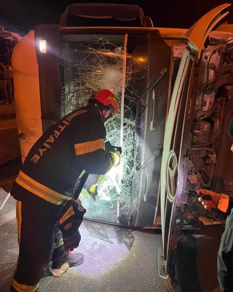 Tır ile otomobilin &ccedil;arpıştığı kazada tır yan yattı; 2 yaralı
