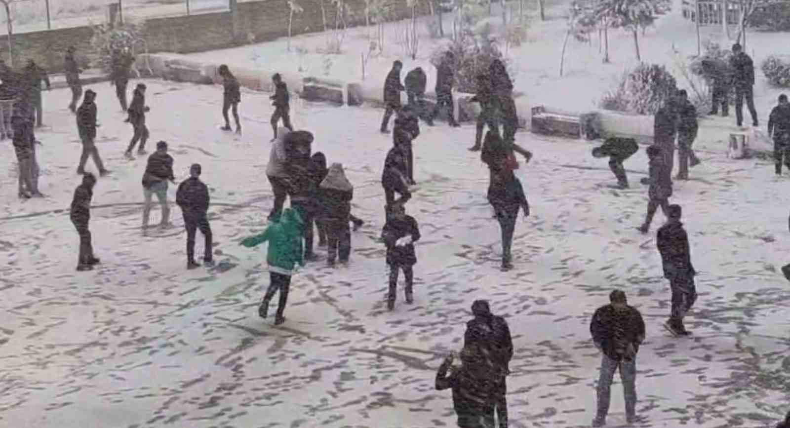 Şırnak&rsquo;ta &ouml;ğrenciler karın keyfini &ccedil;ıkardı
