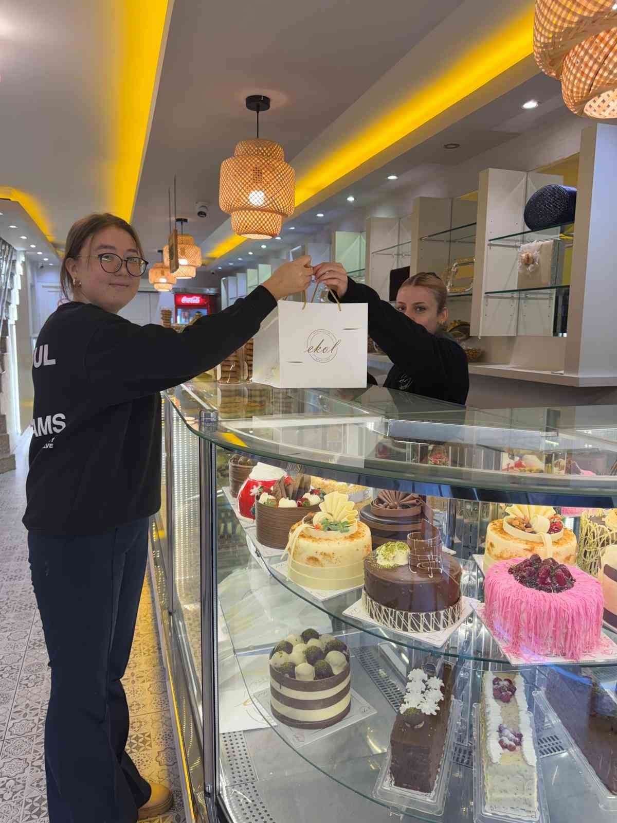 Yılbaşına &ouml;zel hazırlanan 40 pastaya altın gizlediler
