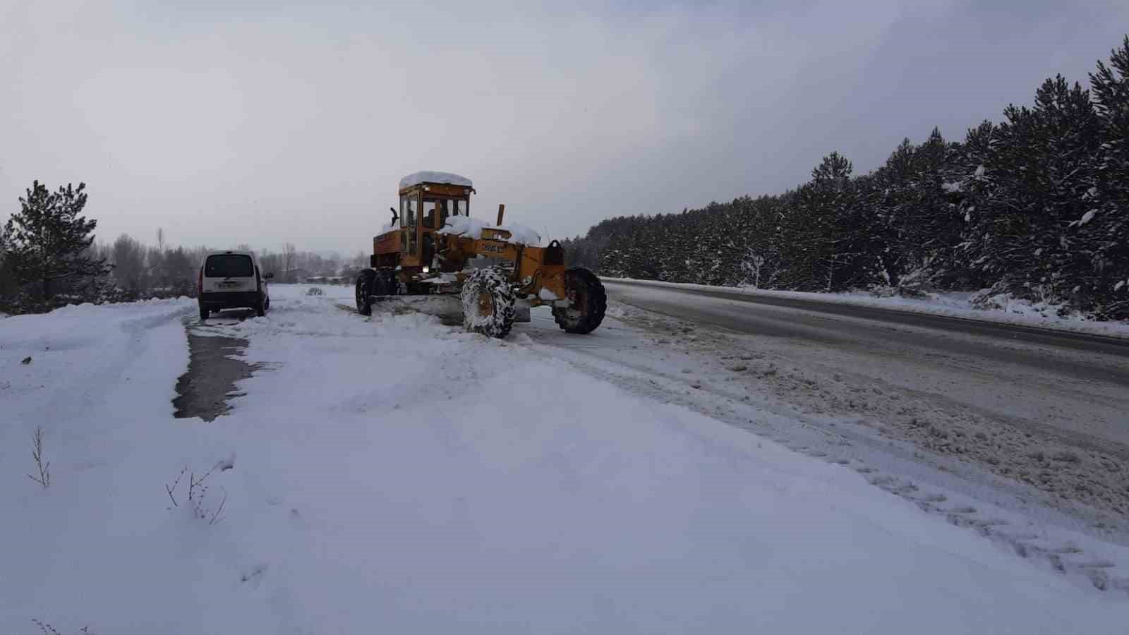 Kendi greyderiyle karla m&uuml;cadeleye destek veriyor
