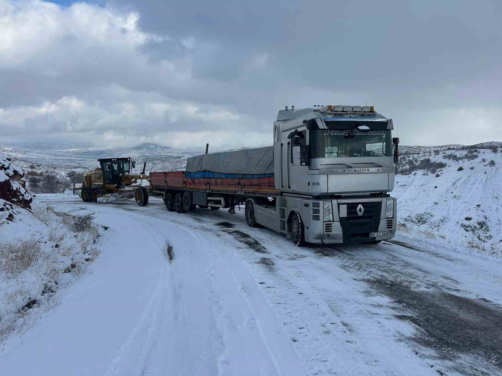 Elazığ’da yolda kalan araçlar kurtarıldı