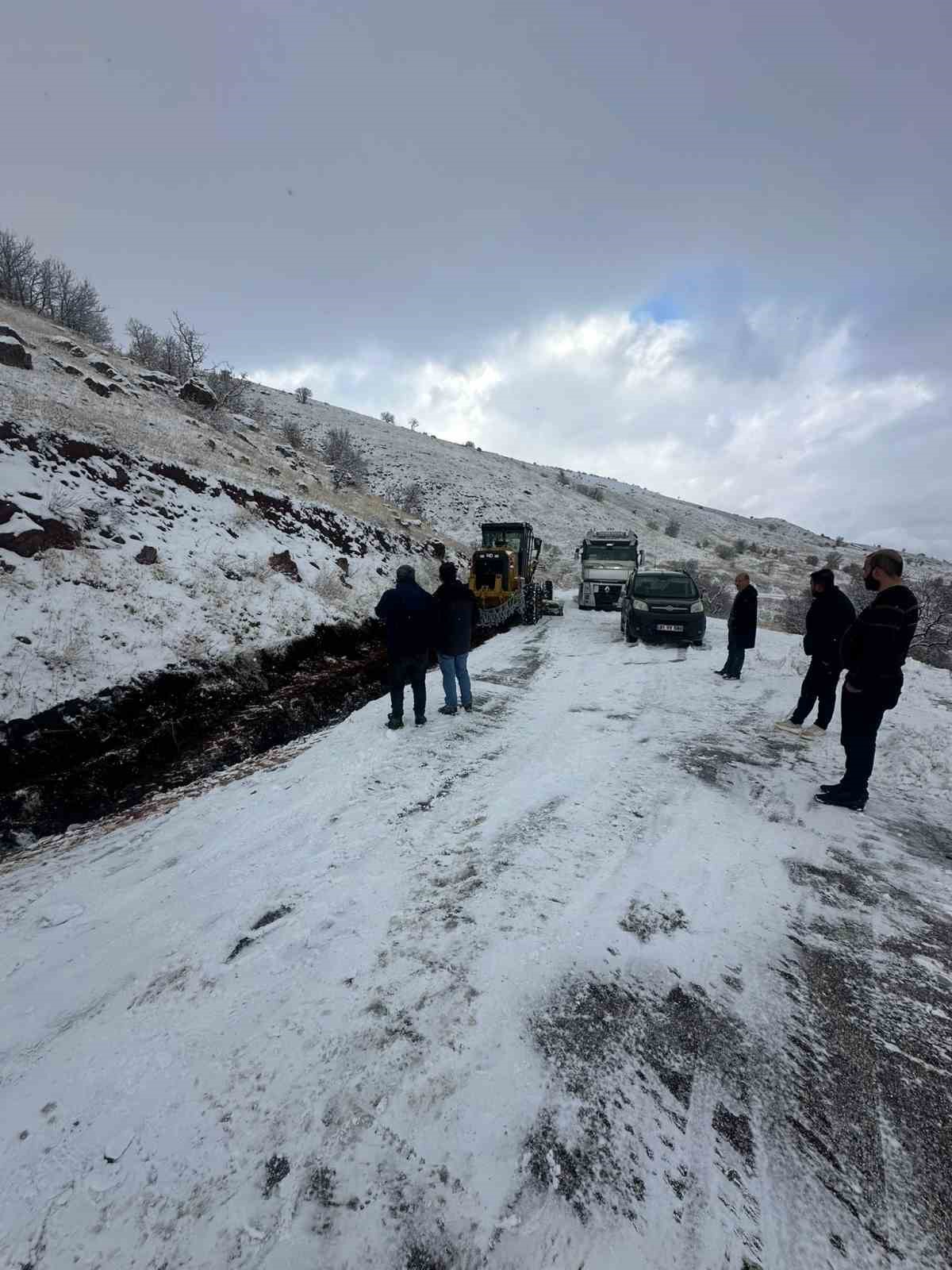 Elazığ&rsquo;da yolda kalan ara&ccedil;lar kurtarıldı

