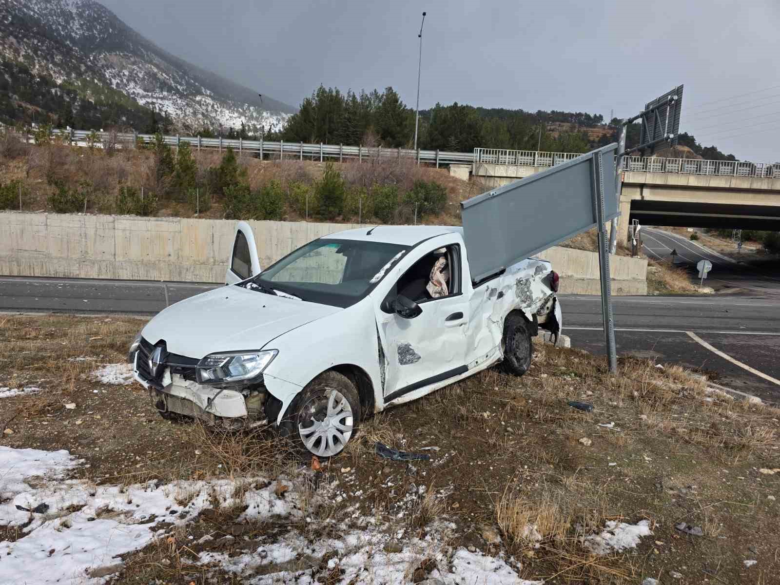 Otomobil ile tır çarpıştı