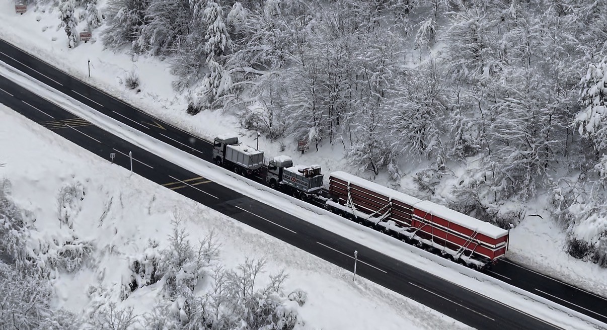 Karda yolda kalan tır, 2 çekici ile kurtarıldı