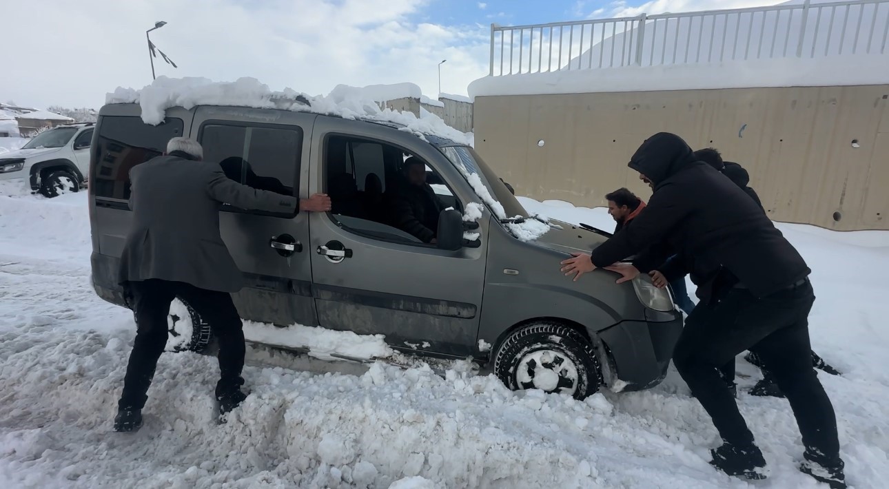 Y&uuml;ksekova&rsquo;da kara saplanan ara&ccedil; vatandaşlarca kurtarıldı
