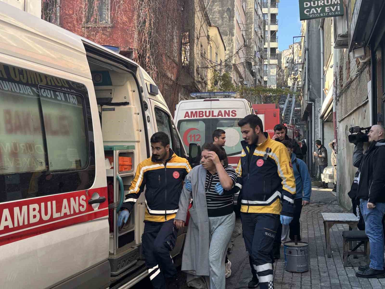 Şişli’de 2 katlı binada yangın paniği: Hastane yolundan dönen astım hastası ev sahibi fenalık geçirdi