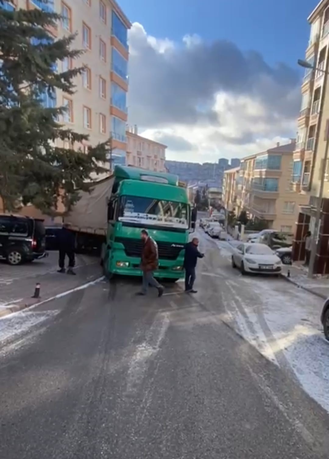 S&uuml;r&uuml;c&uuml;s&uuml;n&uuml;n kontrol&uuml;n&uuml; kaybettiği tır park halindeki 4 otomobile &ccedil;arptı
