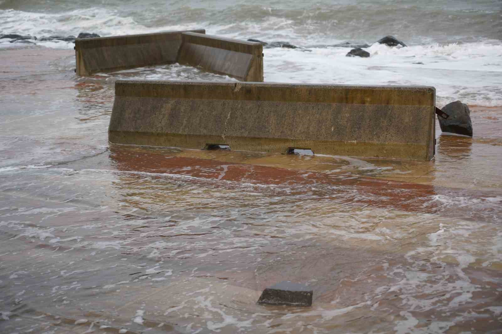 Karadeniz&rsquo;de fırtına sahili vurdu: Dev dalgalar taşları kıyıya s&uuml;r&uuml;kledi
