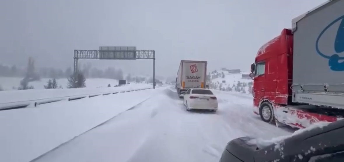 Bolu’da yoğun karda tırlar rampayı çıkamadı: Gerede-Samsun yolu ulaşıma kapandı