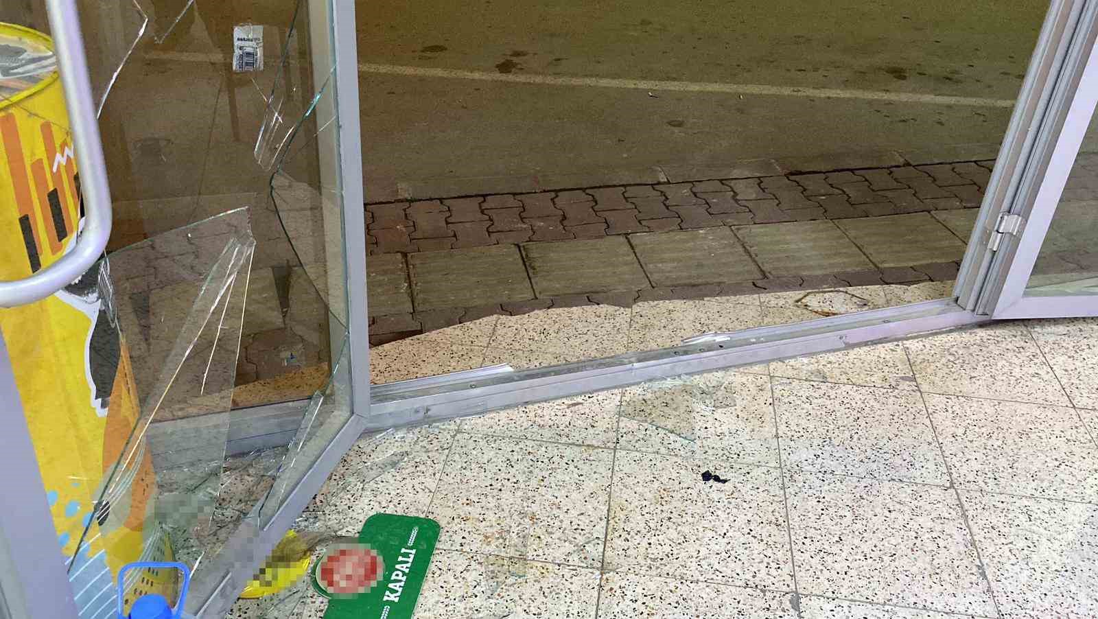 Girdiği markette raftaki şişeleri kırdı
