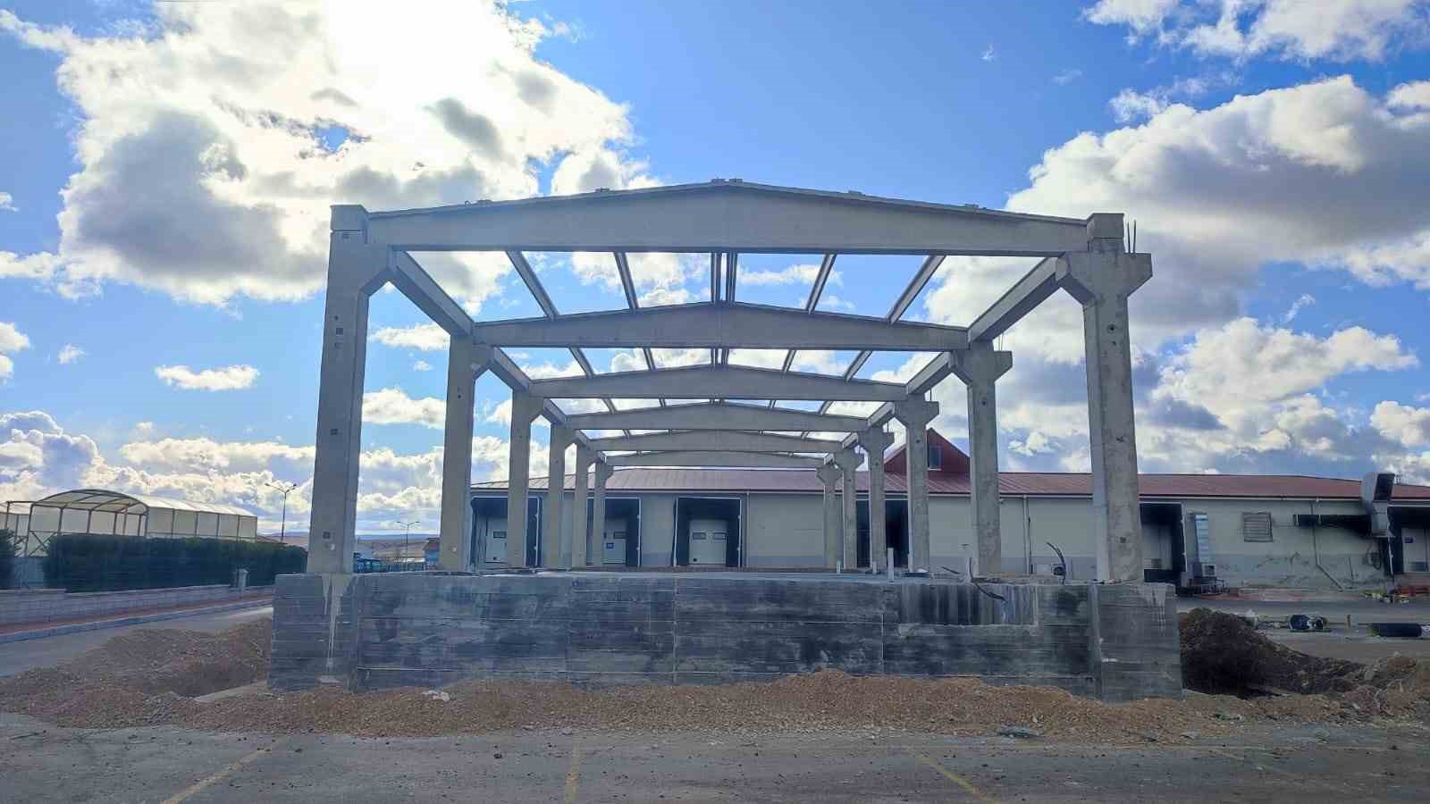 Yıllık 5 milyon kutu kedi-k&ouml;pek maması &uuml;retim kapasitesine sahip olacak tesisinde &ccedil;alışmalar s&uuml;r&uuml;yor
