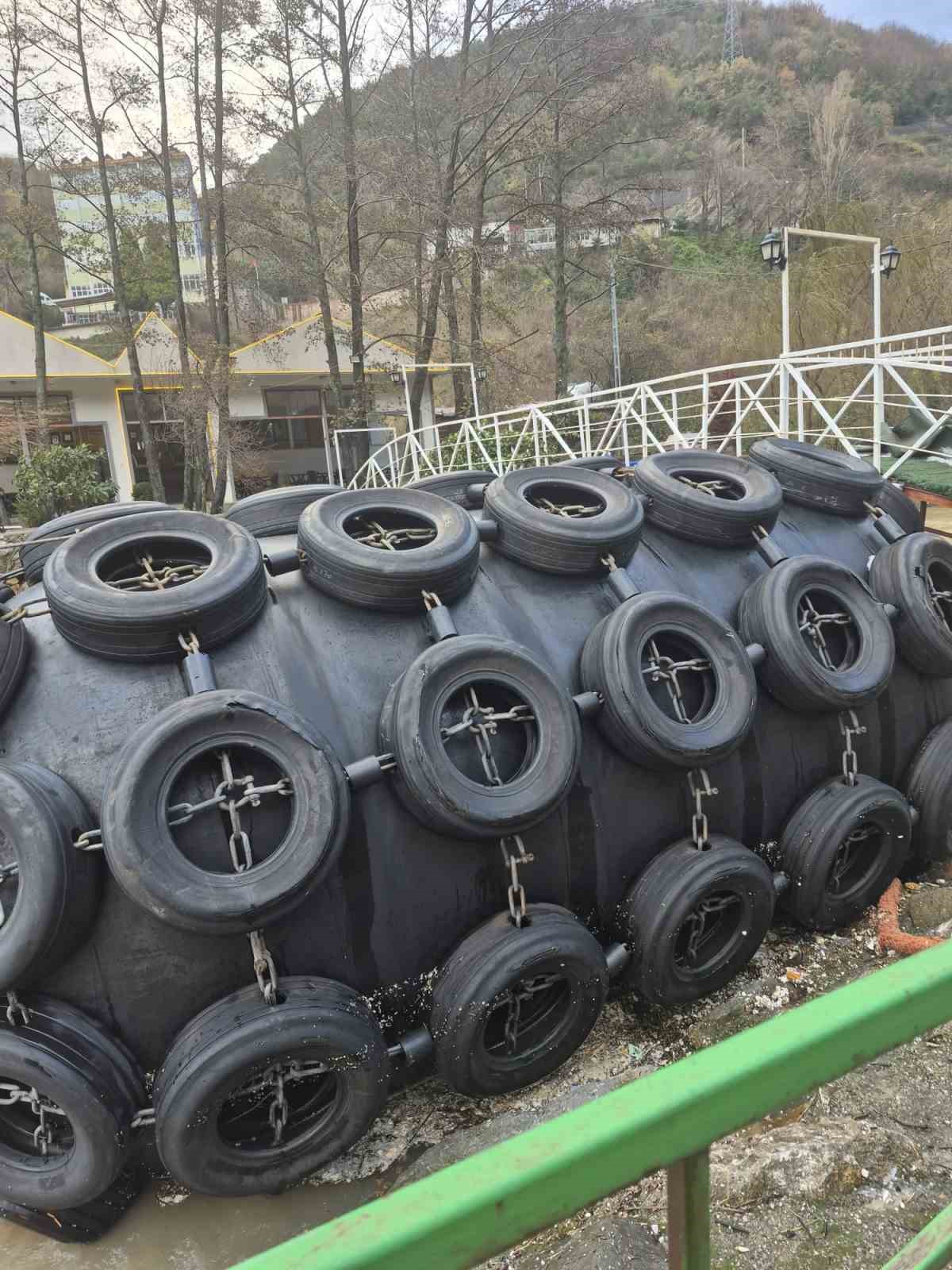 Zonguldak’ta köprüyü tehdit eden dev cisme itfaiye müdahalesi