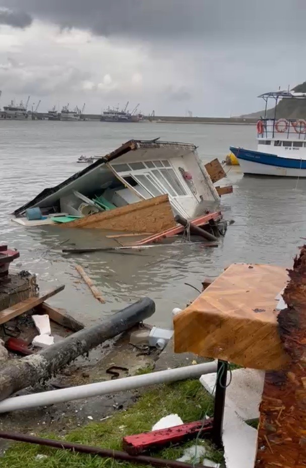 Sinop’ta şiddetli fırtına, balıkçı barınağına zarar verdi