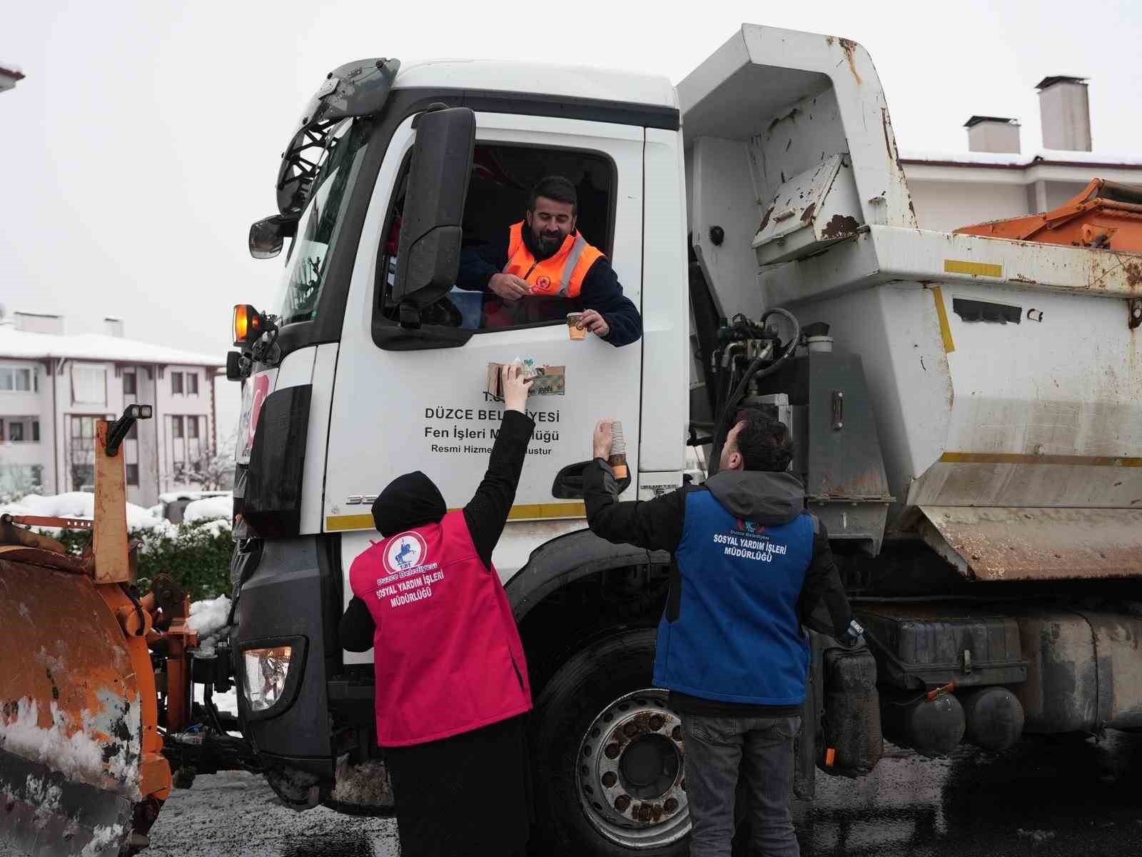 Karla mücadele ekiplerine sıcak ikram