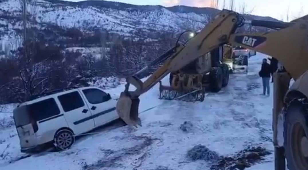 Karda mahsur kalan araç, ekipler tarafından kurtarıldı