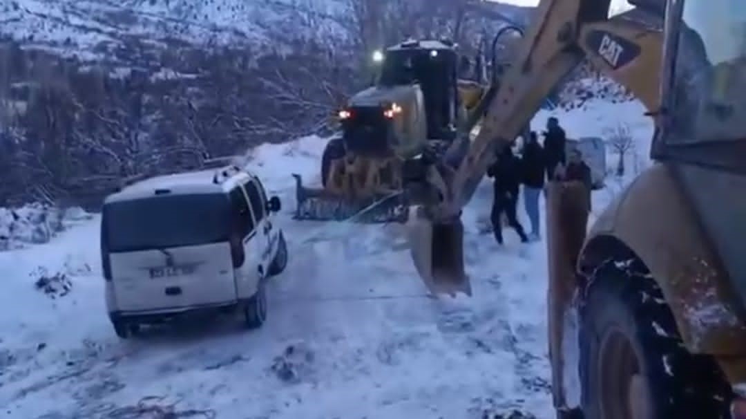 Karda mahsur kalan ara&ccedil;, ekipler tarafından kurtarıldı
