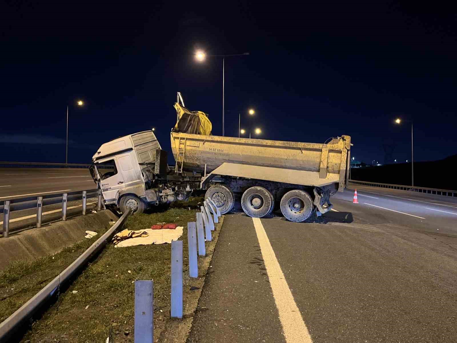 Başakşehir’de hafriyat kamyonu bariyere girdi: 1 ağır yaralı