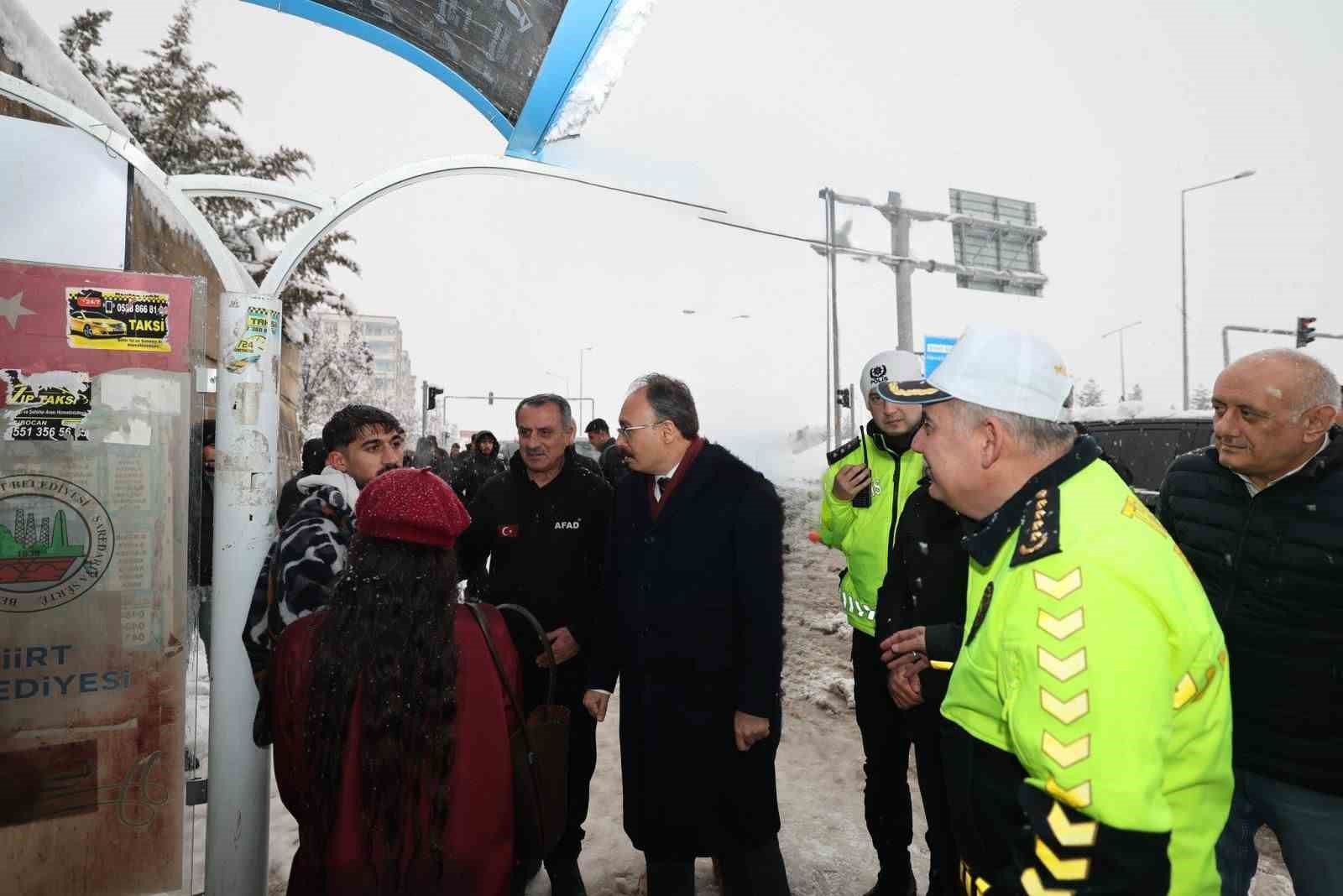 Siirt Valisi Kızılkaya, karla mücadele çalışmalarını yerinde inceledi