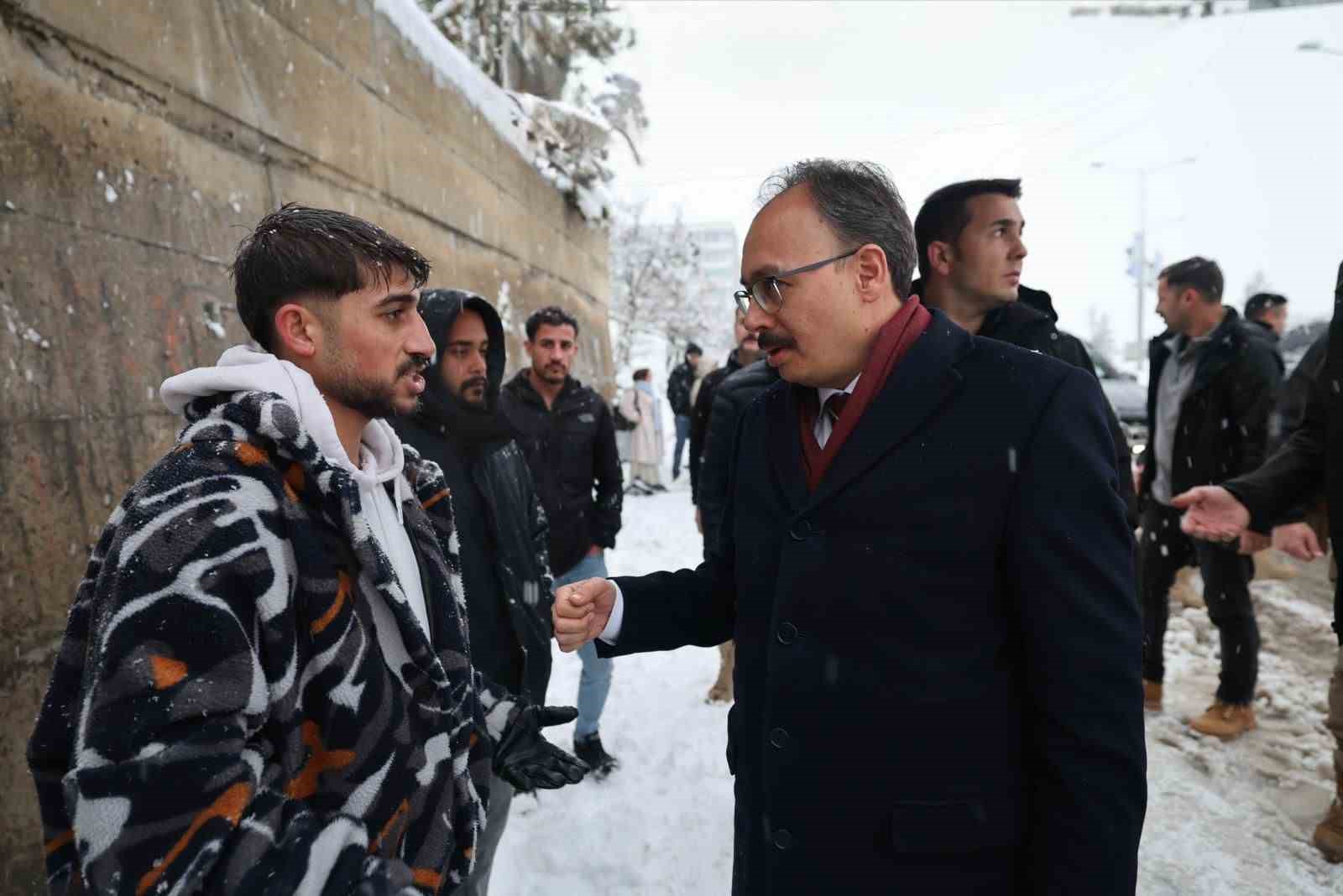 Siirt Valisi Kızılkaya, karla m&uuml;cadele &ccedil;alışmalarını yerinde inceledi
