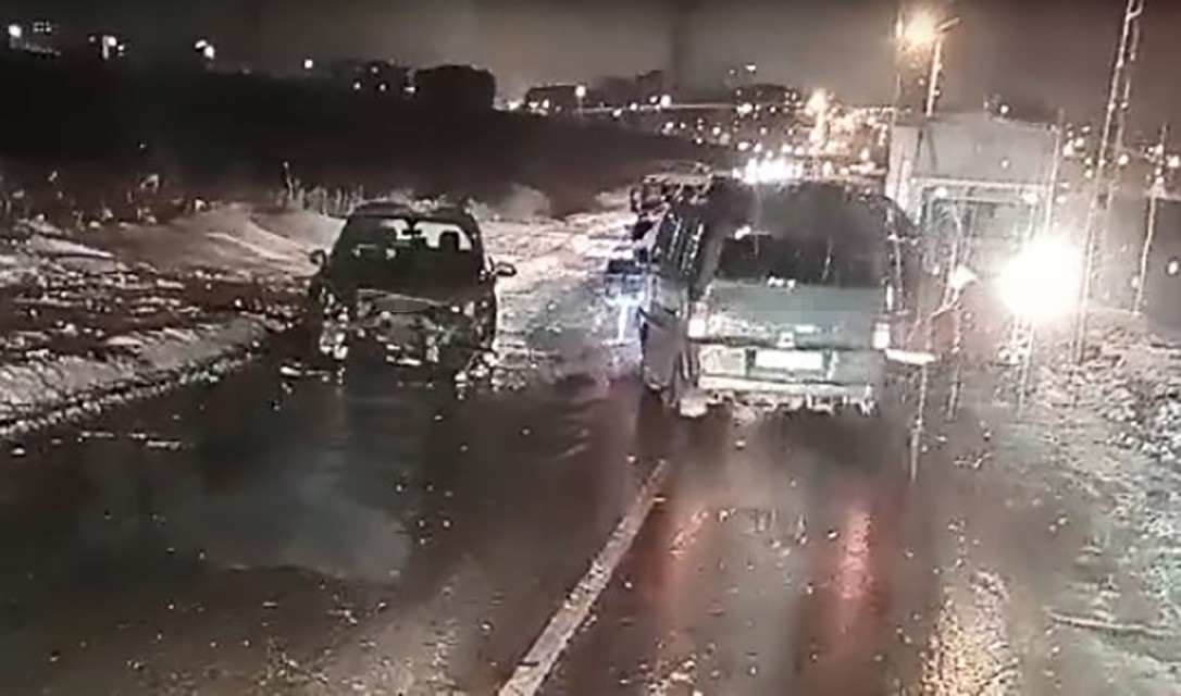 Batman’da buz pistine dönen yolda 2 araç çarpıştı