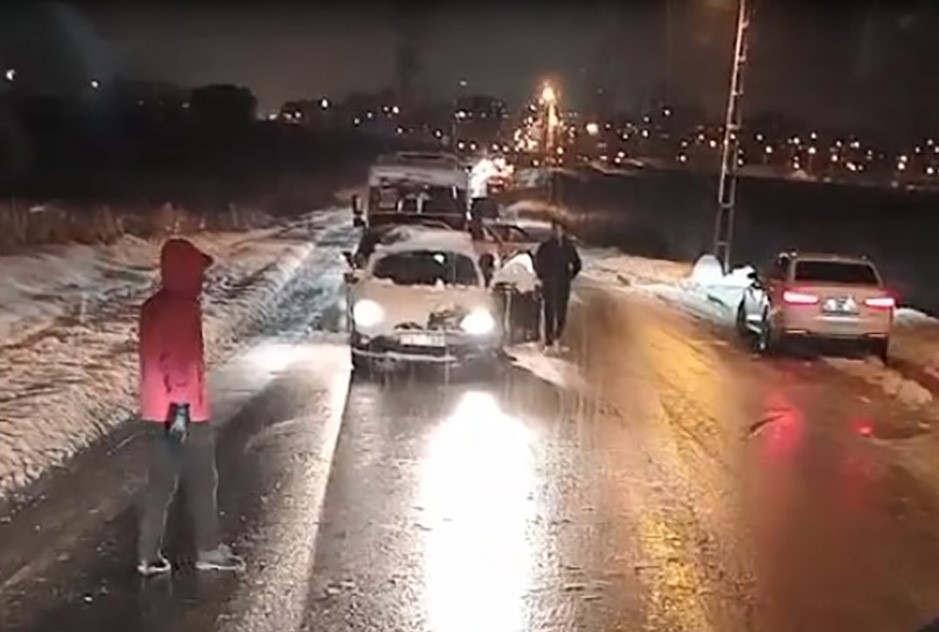 Batman&rsquo;da buz pistine d&ouml;nen yolda 2 ara&ccedil; &ccedil;arpıştı
