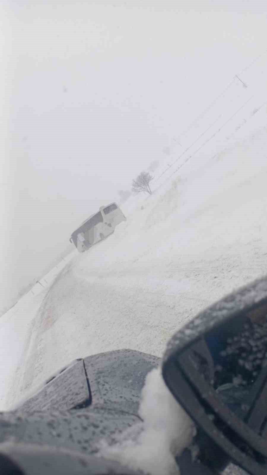 Kastamonu&rsquo;da yoldan &ccedil;ıkan yolcu otob&uuml;s&uuml; kara saplandı
