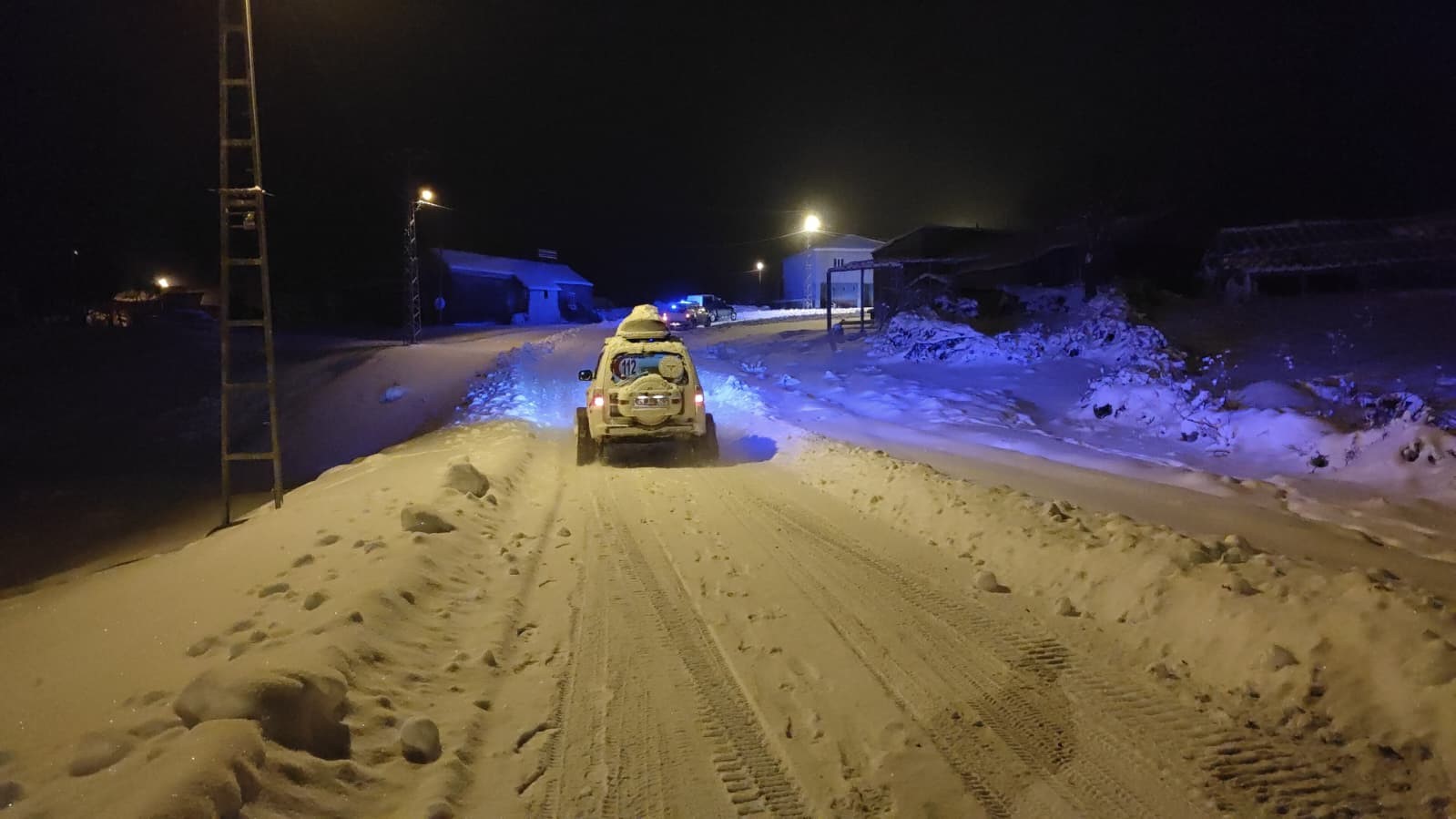 Paletli Ambulans nefes darlığı &ccedil;eken &ouml;ğretmen i&ccedil;in dağları aştı
