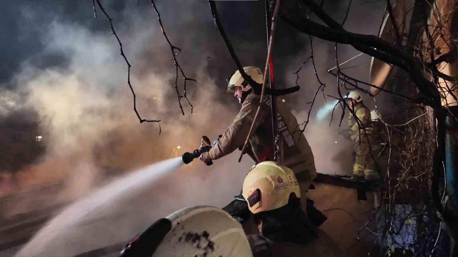 &Uuml;mraniye&rsquo;de gecekondu yangını: Ev kullanılamaz hale geldi
