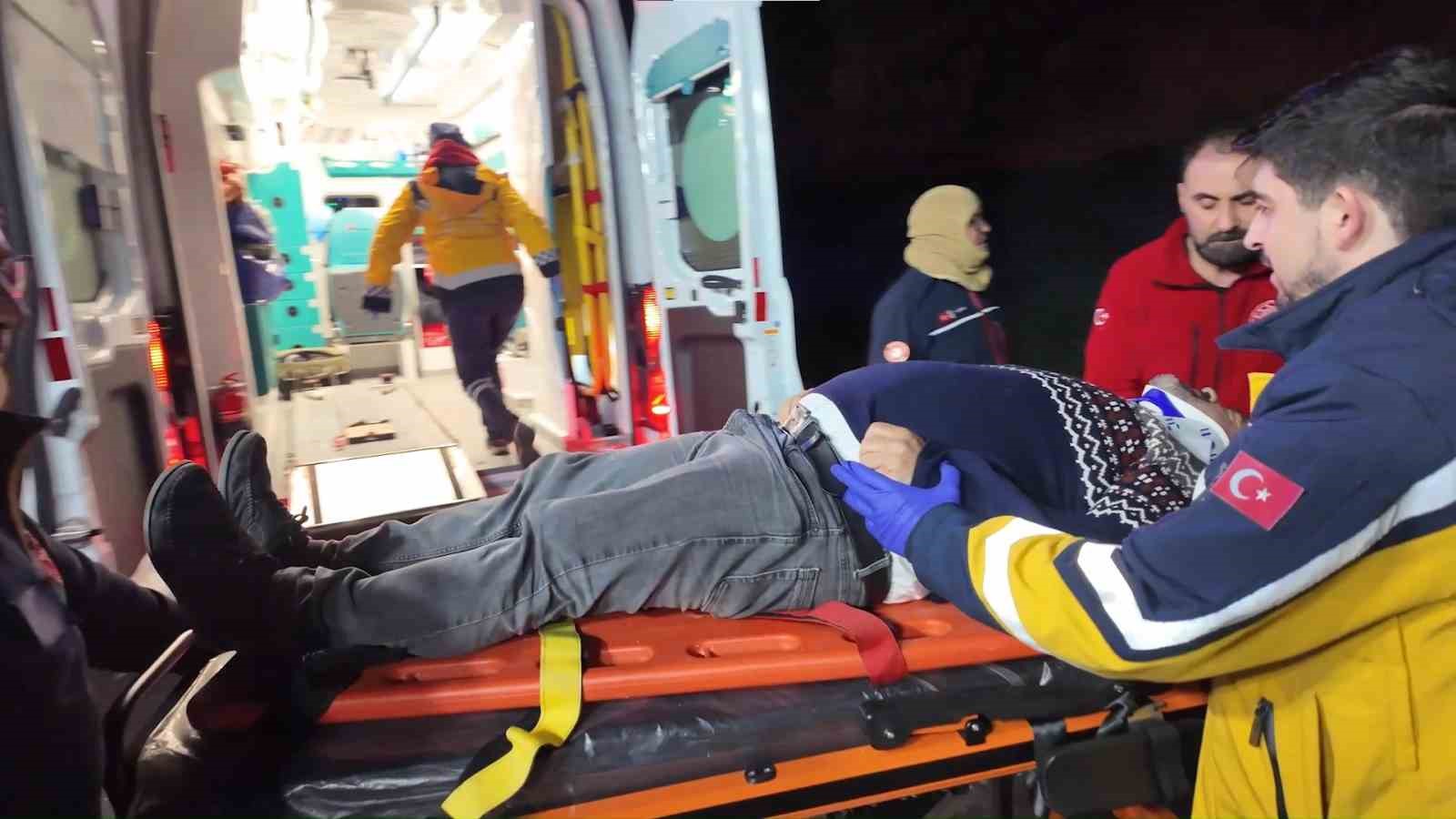 Kuzey Marmara Otoyolu&rsquo;nda  kamyonet devrildi: 2 yaralı
