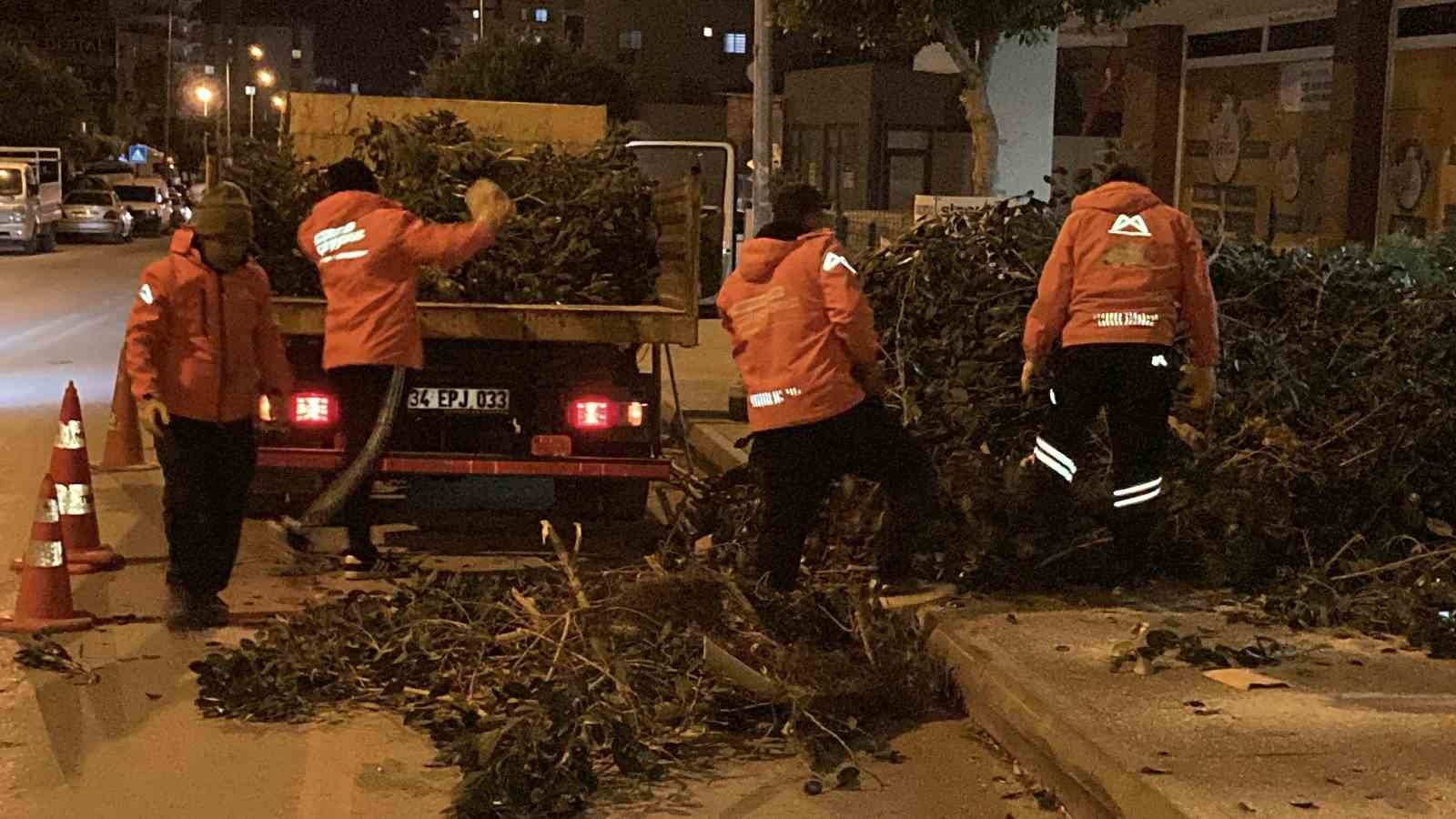 Mersin&rsquo;de şiddetli r&uuml;zgar ağa&ccedil;ları devirdi

