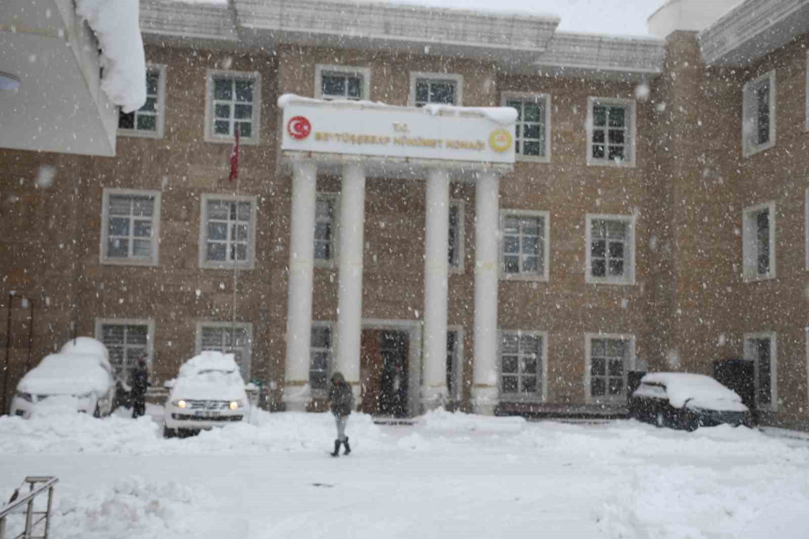 Şırnak’ta araçlar kar altında kayboldu