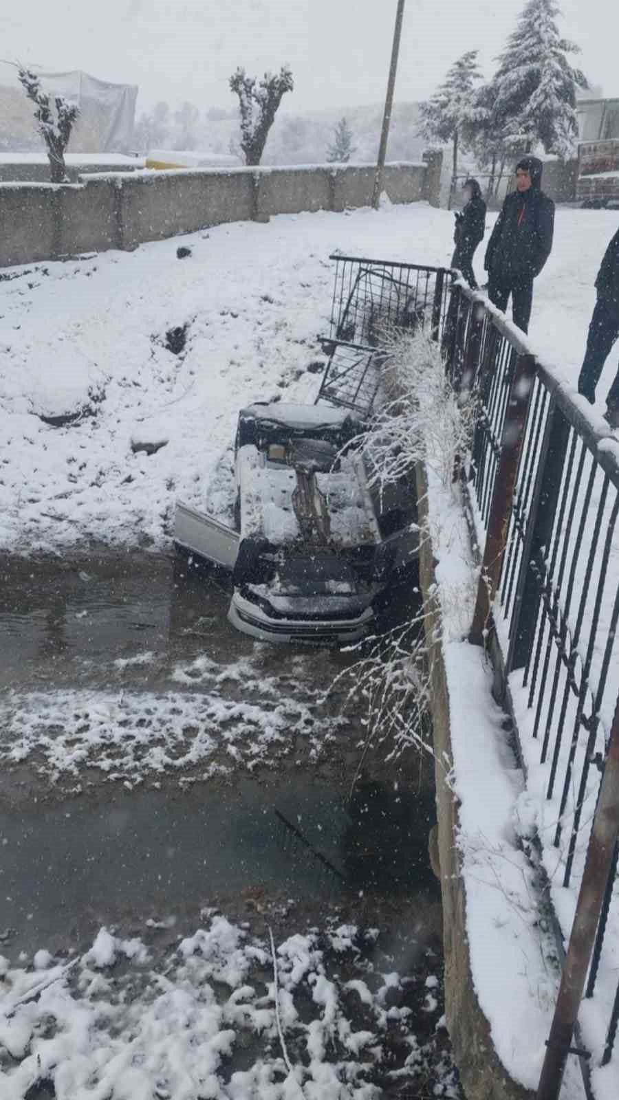 Otomobil köprüden düştü: 2 yaralı