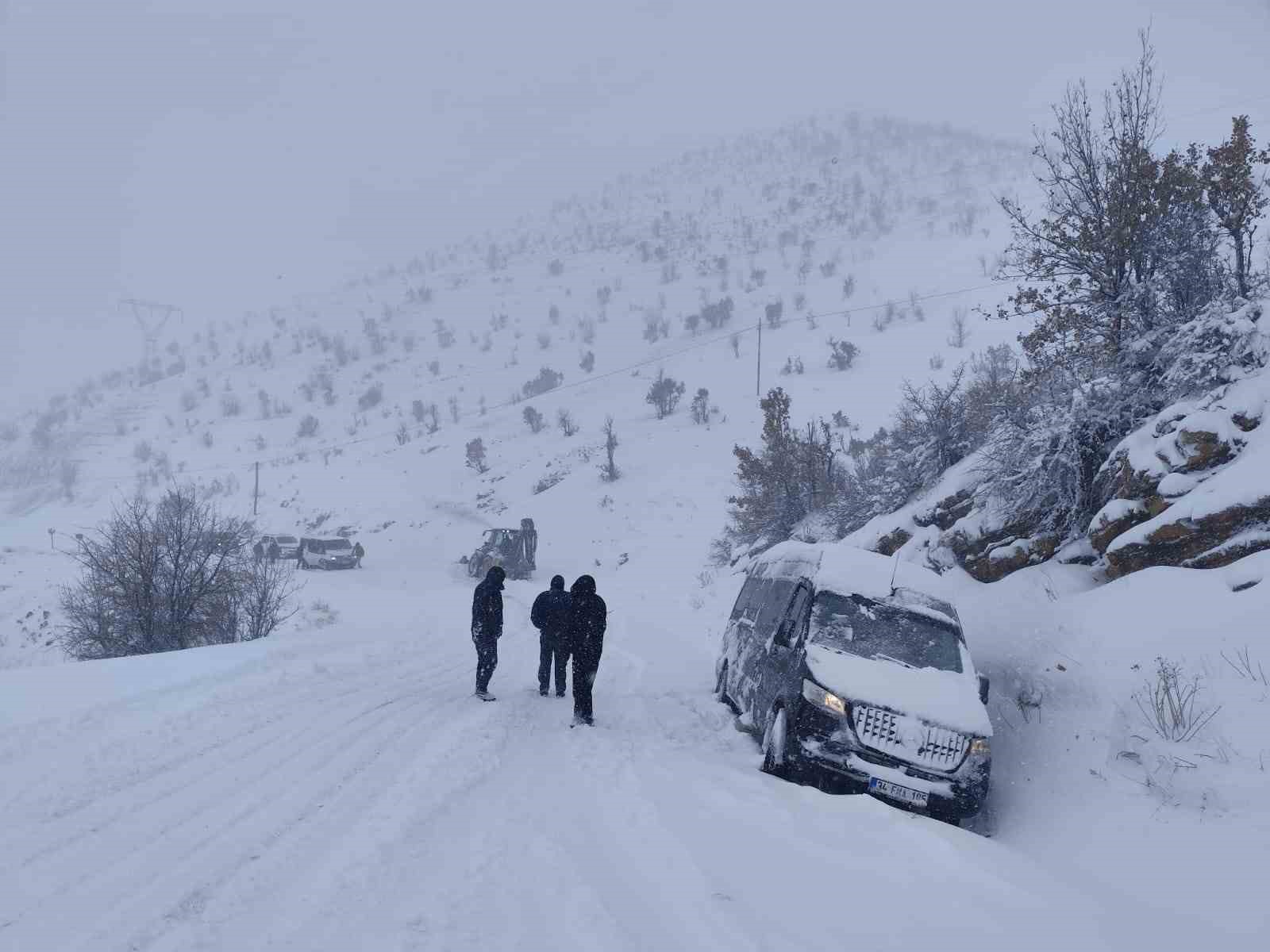 Şırnak&rsquo;ta karda mahsur kalanlar i&ccedil;in belediye ekipleri seferber oldu
