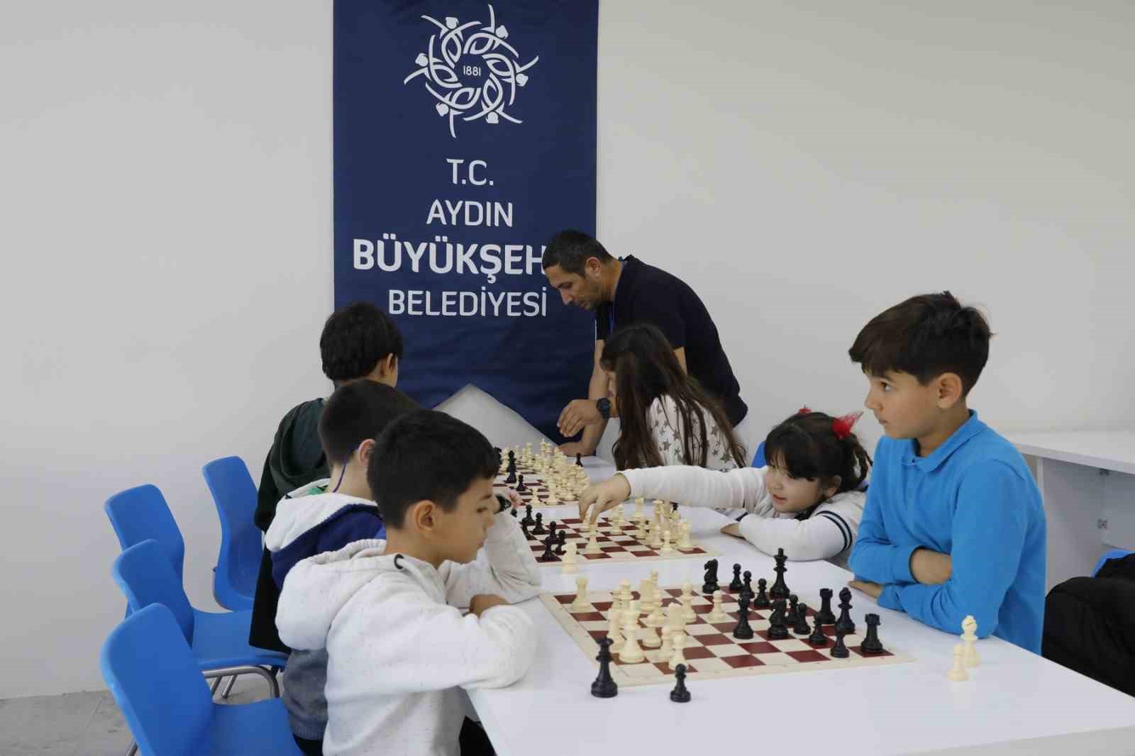 Aydın Büyükşehir Belediyesi’nin satranç eğitimleri sürüyor
